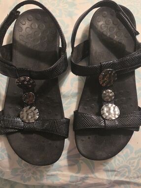 Vionic Farra sandals in black faux lizard texture and silver Hammered discs Sz 8